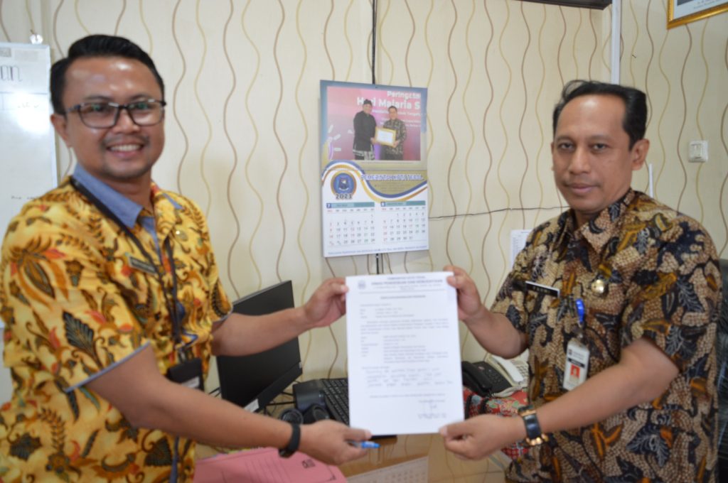 epala Dinas Pendidikan dan Kebudayaan M. Ismail Fahmi, S.IP.,Msi. memberikan dukungan terhadap Program Perubahan Siperi Berdasi kepada Kasubag. Renval Febri Prasetyawan, S.Si.,M.Si.
